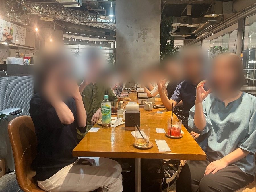9月10日 天神で開催したスピリチュアルカフェ会の集合写真（お顔はぼかしています）
