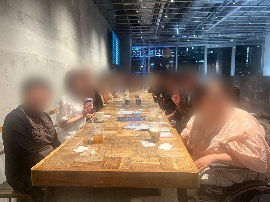 9月24日 博多で開催したスピリチュアルカフェ会の集合写真（お顔はぼかしています）